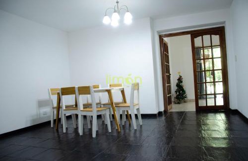 Tigre House | Casa Amplia 5 personas con Jardin y Parrilla