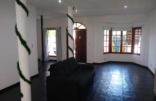 Tigre House | Casa Amplia 5 personas con Jardin y Parrilla