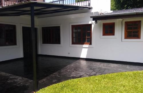Tigre House | Casa Amplia 5 personas con Jardin y Parrilla