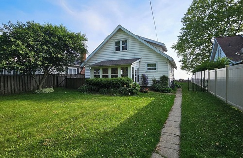 Leamington Cottage | Casa Azul - Cozy Lakefront Cottage near Point Pelee