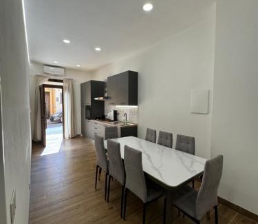 Castellammare del Golfo Apartment | Casa Bedda - INTERA CASA CON 3 CAMERE CON BAGNO PRIVATO, ARIA CONDIZIONATA E NO ZTL/ENTIRE APARTMENT WITH 3 BEDROOMS WITH PRIVATE BATHROOM, AIRCON AND NO LTZ