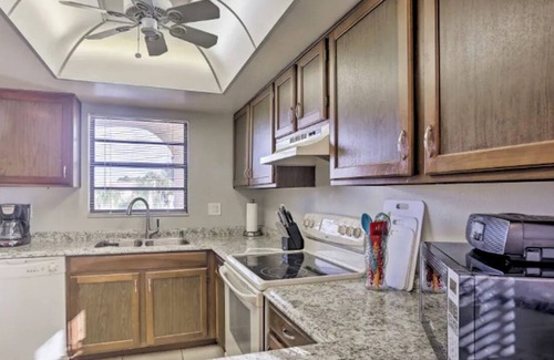 Iona Condo | Casa Bella Condo - Fort Myers - 2br/2ba - 4 miles to FMB and Sanibel Causeway!