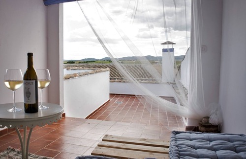 Camunas House | Casa Besana is an old farmhouse renovated in La Mancha toledana.