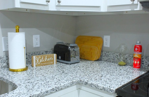 Emporia House | Casa Blanca - mins to Downtown Emporia