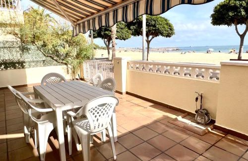 Cambrils House | Casa cómoda delante de la playa con vista al mar
