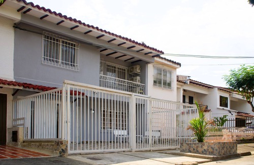 Cali House | CASA CALI - SLEEPS UP TO 16 GUESTS
