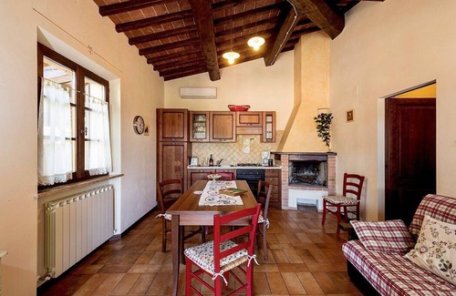 Popoltaio-Schiacciato House | Casa Caprifoglio D: A characteristic and welcoming apartment that is part of an ancient country house surrounded by the greenery, with Free WI-FI.