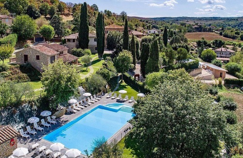 Popoltaio-Schiacciato House | Casa Caprifoglio D: A characteristic and welcoming apartment that is part of an ancient country house surrounded by the greenery, with Free WI-FI.