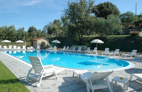Popoltaio-Schiacciato House | Casa Caprifoglio D: A characteristic and welcoming apartment that is part of an ancient country house surrounded by the greenery, with Free WI-FI.