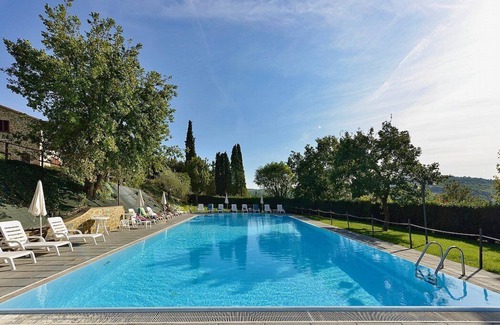Popoltaio-Schiacciato House | Casa Caprifoglio D: A characteristic and welcoming apartment that is part of an ancient country house surrounded by the greenery, with Free WI-FI.