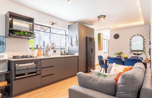 Laureles - Estadio Apartment | Casa Colibri - Modern 5 BR, Spacious Green Terrace, Jacuzzi/Hot-Tub, Quiet