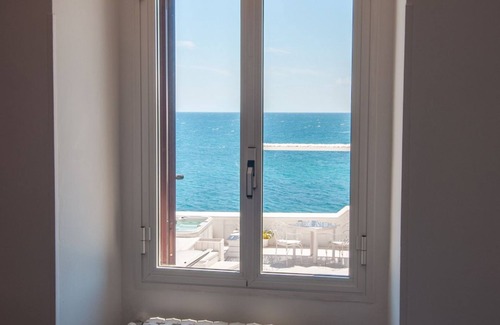 Centro Storico Apartment | Casa Conchiglia: Authentic Seafront Apartment