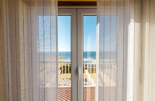 Praia de Santa Cruz House | Casa da Azenha Deluxe - W/Pool Above the Sea