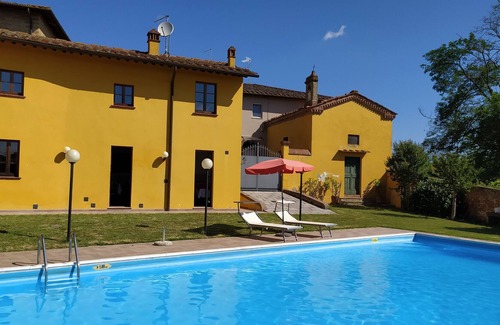 Marti House | CASA DANTE Independent farmhouse, private garden fenced, swimming pool for exclusive use.