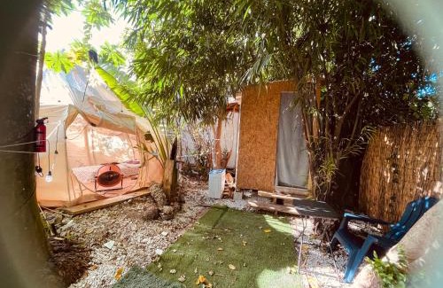 Homestead Other | Casa de Campaña en la Pequeña Selva by Legnalife