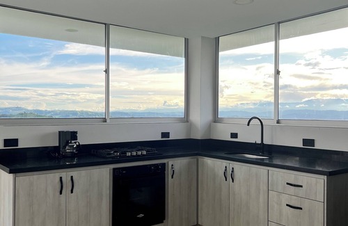 Manizales Ski Chalet | Casa de Campo Tipo Chalet con Jacuzzi y Piscina, Expectacular Vista al Atardecer