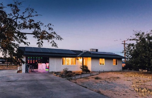 Joshua Tree House | Casa De Colores w/Arcade, hot tub + more - J Treenn