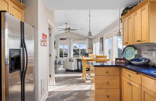 Lincoln City Condo | Casa de Marea - Oceanview, shops, restaurant's, & the beach - Sleeps 6 - Garage