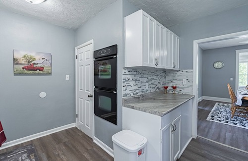 Omaha House | Casa de Paz NE 3,000sqft 4bdrm 2 Sunroom’s 1 mile to ZOO