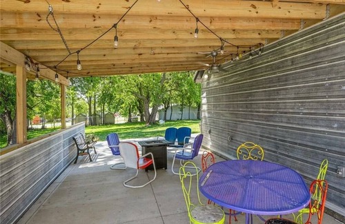 Des Moines House | Casa Dean sleeps 20 close to Fairgrounds and Downtown Des Moines