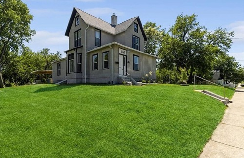 Des Moines House | Casa Dean sleeps 20 close to Fairgrounds and Downtown Des Moines