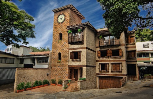 La Florida Apartment | Casa del Reloj OASIS-Luxury, Waterfall, Jacuzzi, Penthouse Suite, 1616 Sq Feet.