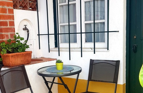 Abrantes House | Casa do Cerrado, private space composed of bedroom with wc, balcony and terrace.