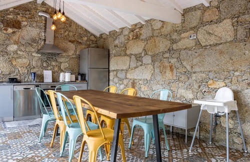Cardielos Apartment | Casa do Mestre: Studio with External Suite, Mountain View, Garden and Wi-Fi