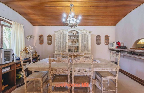 Jardim Andira House | Casa em Campos do Jordão com Varanda e Lareira