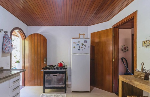 Jardim Andira House | Casa em Campos do Jordão com Varanda e Lareira