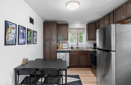 DeBaliviere Place House | Casa Forest Park. New. Within blocks of Forest Park, Wash U and Delmar Loop.