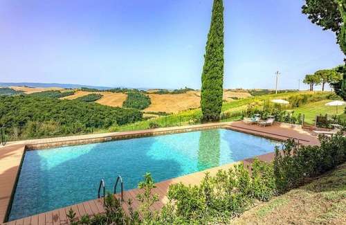 Asciano House | Casa Giobatta E: A characteristic and welcoming apartment that is part of an ancient country house surrounded by the greenery, with Free WI-FI.