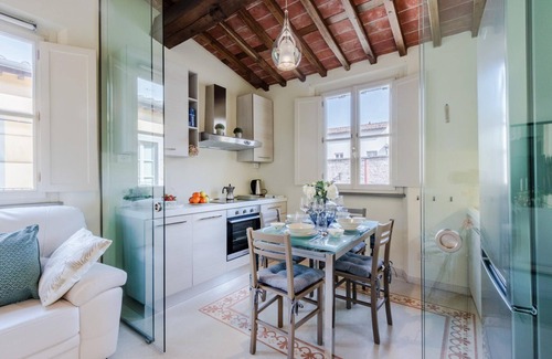 Lucca Historical Center Apartment | Casa Helene in Lucca
