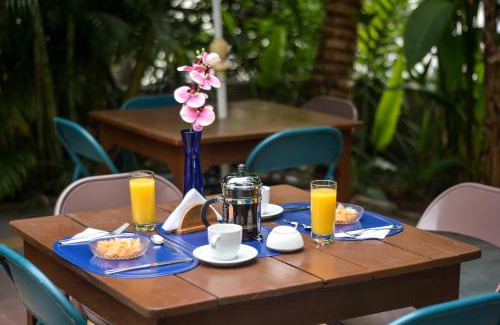 Cali Hotel | Casa Hotel Jardin Azul