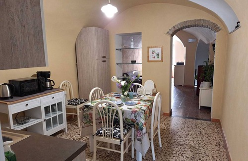 Cisano sul Neva House | Casa Iris Situata in Centro Paese a Pochi Minuti da Mare e Montagne