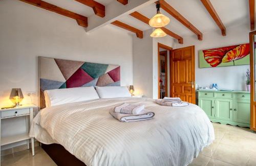 Iznate Bed & Breakfast | Casa las Torres B&B