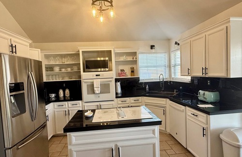 Killeen House | Casa Lava- 4-bedroom pool house in Killeen