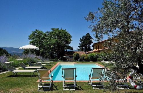 Castelfranco di Sopra House | Casa Leggiadra D: A characteristic apartment that is part of an ancient country house.