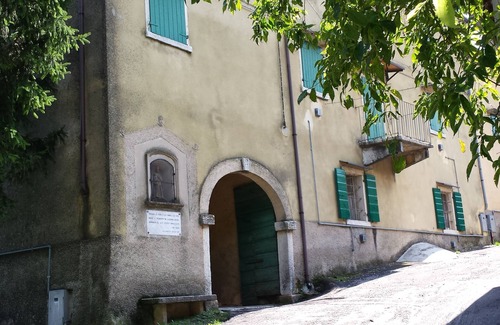 Caprino Veronese House | Casa Martini, nestled in the green hills of Lake Garda