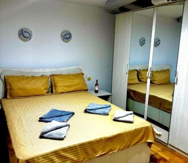 Douazeci si Trei August House | Casa Maya