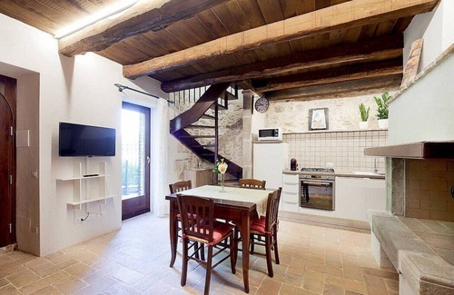 Precetto House | Casa Nerina: A characteristic and welcoming independent house made of stone, with Free WI-FI.