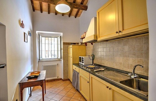 Montefiascone House | Casa Nocetta G: A characteristic and welcoming apartment that is part of an ancient country house surrounded by the greenery, with Free WI-FI.