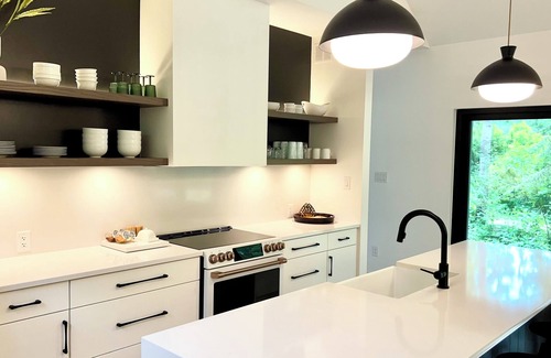 Victoria Beach House | Casa Noir – Stylish Year-Round Escape