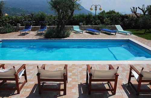 Ricadi House | Casa Orto, for 2 people, with shared pool and access to the beach