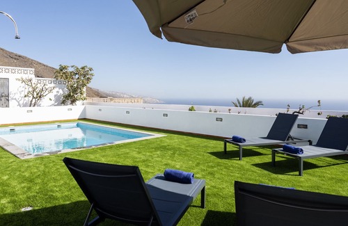 Candelaria Ski Chalet | Casa Paraiso with pool and sea view