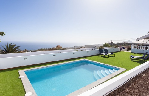 Candelaria Ski Chalet | Casa Paraiso with pool and sea view