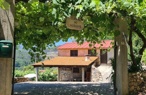Oliveira de Frades House | Casa Privada com Piscina no Meio da Natureza