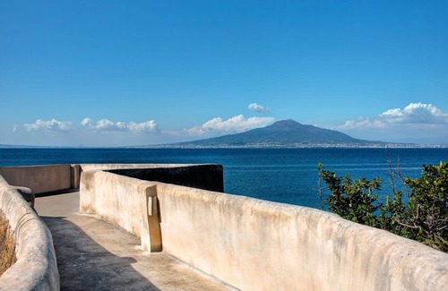 Seiano Apartment | CASA ROSADA - Spectacular Waterfront Villa with Pool and View of Mount Vesuvius
