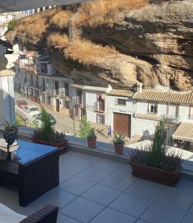 Setenil de las Bodegas House | Casa Rural Las Cuevas de Setenil