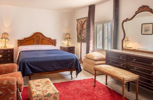 La Carlota House | Casa Rural Vía Verde Las Pinedas is a two-story colonial-style mansion that is more than 100 years o